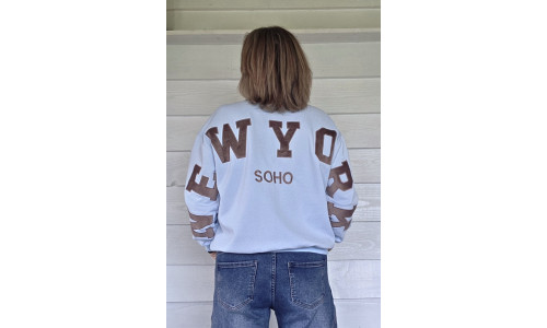 SWEATER NEW YORK licht blauw/bruin
